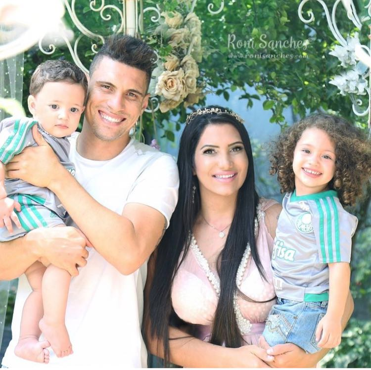 Namoradas homenageiam boleiros no Dia dos Namorados