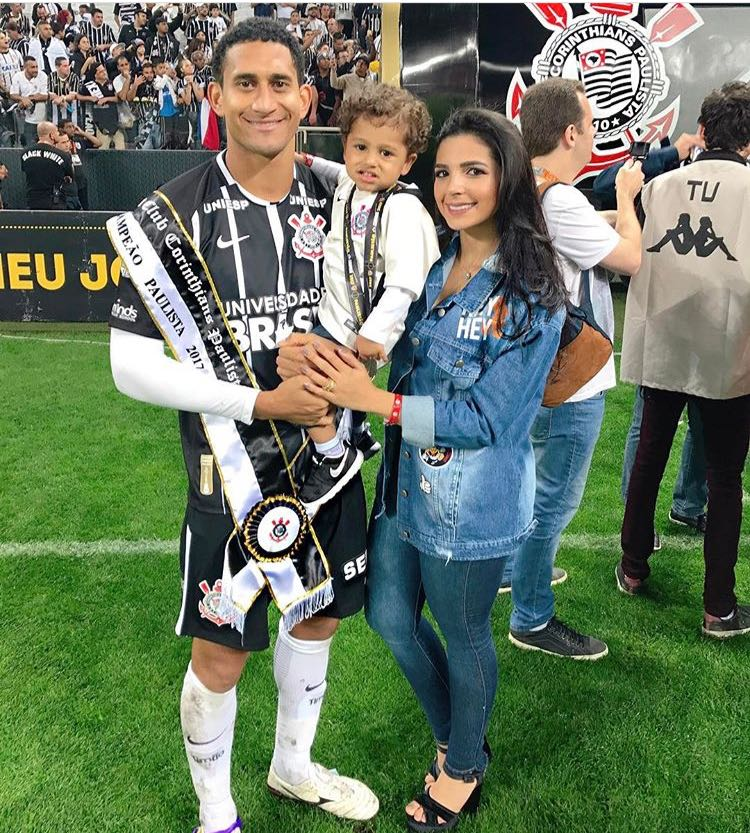 Namoradas homenageiam boleiros no Dia dos Namorados