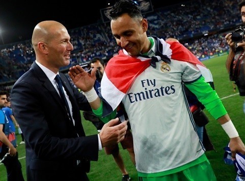 Técnico Zidane e Navas na comemoração da Champions 2018