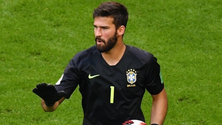 Alisson se tornará o goleiro mais caro da história (Reprodução/Saeed Khan/AFP e Getty Images)