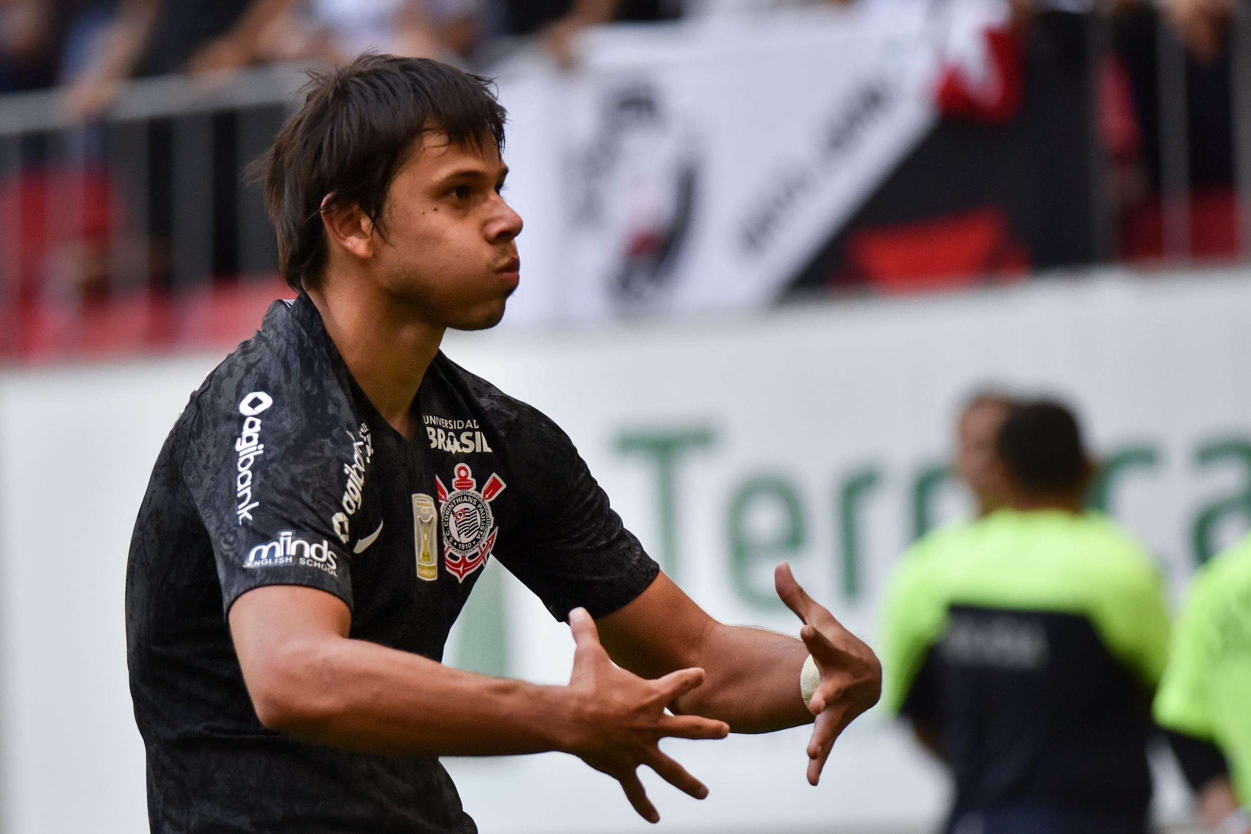 Com os tr&ecirc;s gols marcados em Bras&iacute;lia, Romero chegou aos 37 pelo Corinthians e passou Ronaldo Fen&ocirc;meno, que foi homenageado pelo paraguaio na comemora&ccedil;&atilde;o do &uacute;ltimo tento (Reprodu&ccedil;&atilde;o/Globoesporte.com)