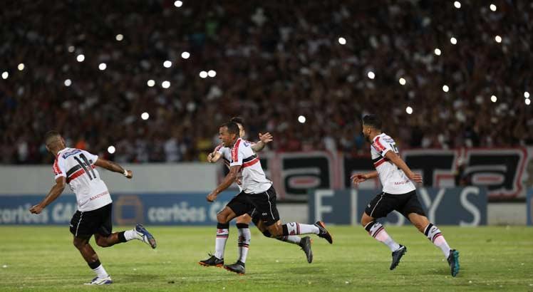 Em Arruda lotado, Santa Cruz derrota o Oper&aacute;rio e d&aacute; primeiro passo ao acesso