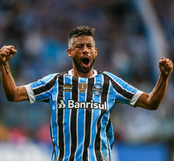 Pelo mesmo salário, Léo Moura renova com Grêmio