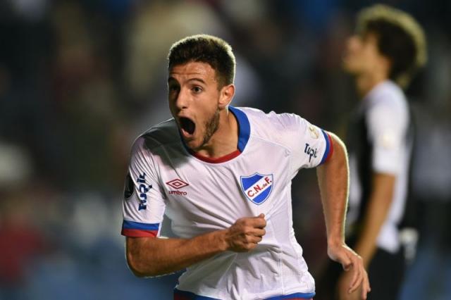 Goi&aacute;s contrata atacante uruguaio que jogou em ex-clube de Su&aacute;rez