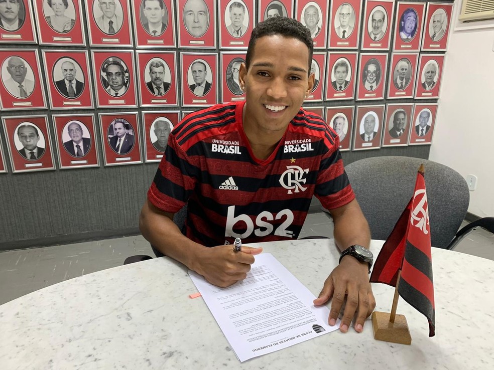 Flamengo contrata lateral destaque do Bangu, João Lucas