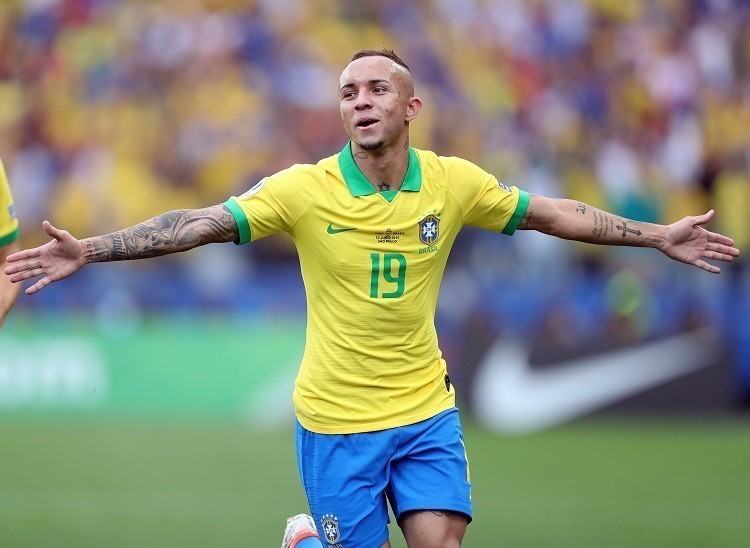 Brasileiros são vendidos cada vez mais cedo para a Europa