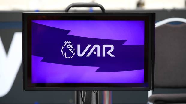 Premier League x Brasileirão: uso do VAR na Inglaterra dá aula nos brasileiros
