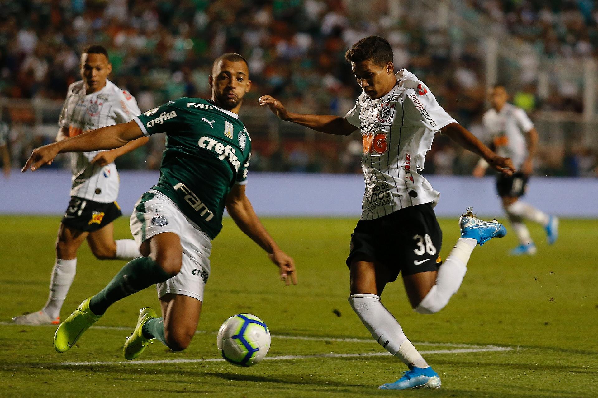 Pênalti perdido e dois gols nos acréscimos, Palmeiras e Corinthians empatam no Pacaembu