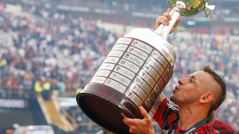 Rafinha entra para a lista de atletas que venceram Libertadores e Champions