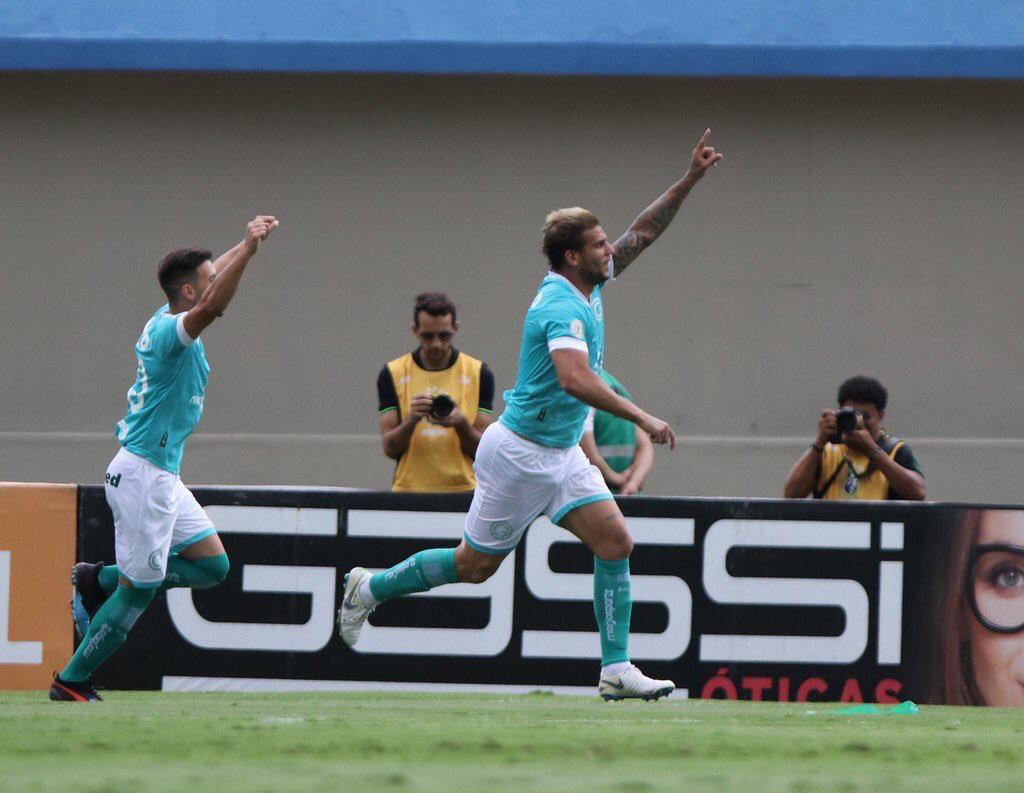 Com dois gols de Rafael Moura, Goiás bate Grêmio