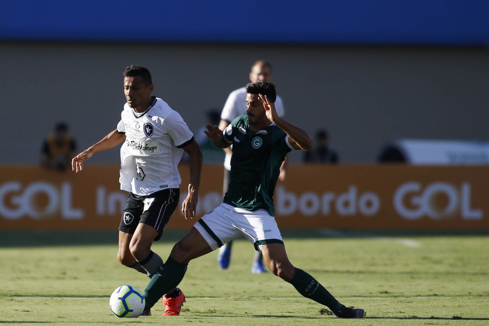 Botafogo &ndash; SP tem interesse em jogador do Goi&aacute;s e anunciou atleta do Corinthians