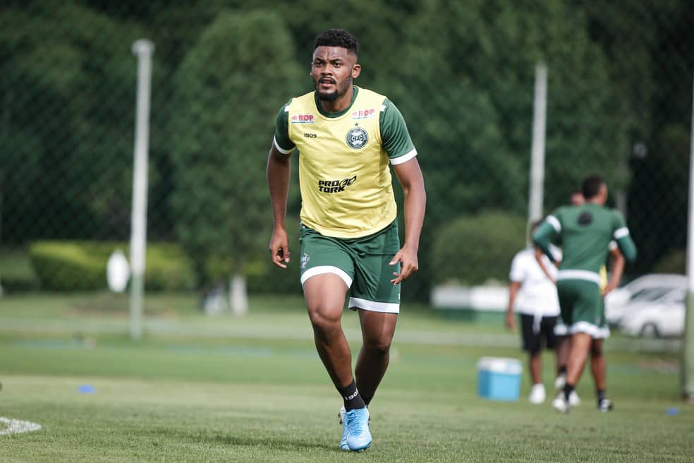 Depois de Muralha, zagueiro Sabino também renova com Coritiba