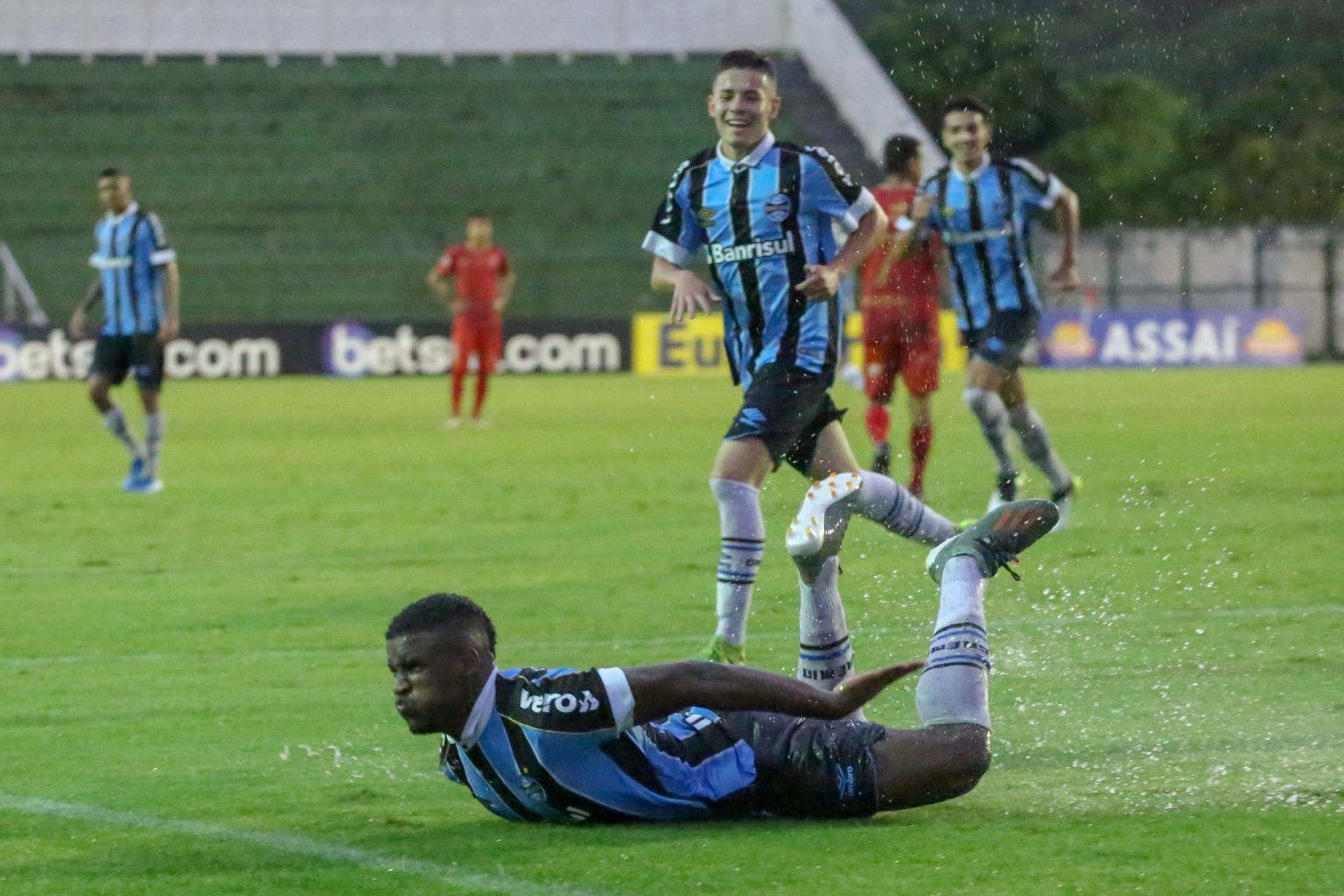 Elias, do Grêmio, é o vencedor do Prêmio Dener