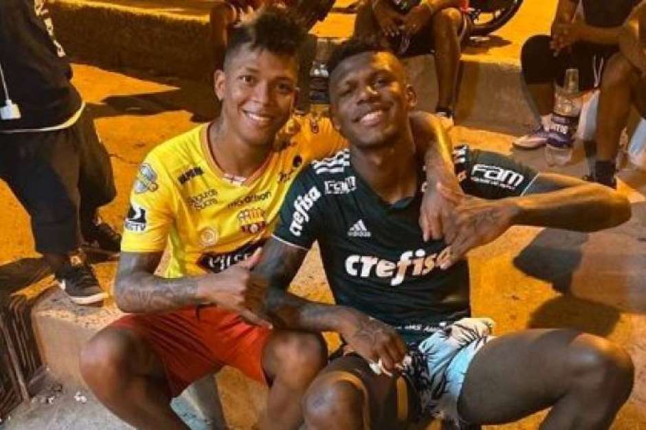 S&atilde;o Paulo multa Arboleda por vestir camisa do Palmeiras