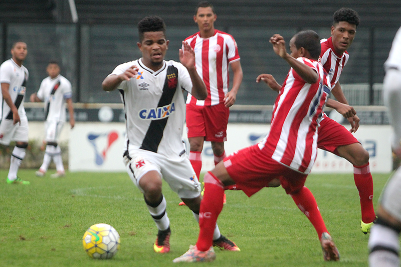 No dia seguinte, o Vasco termina o jogo e avan&ccedil;a na Copinha