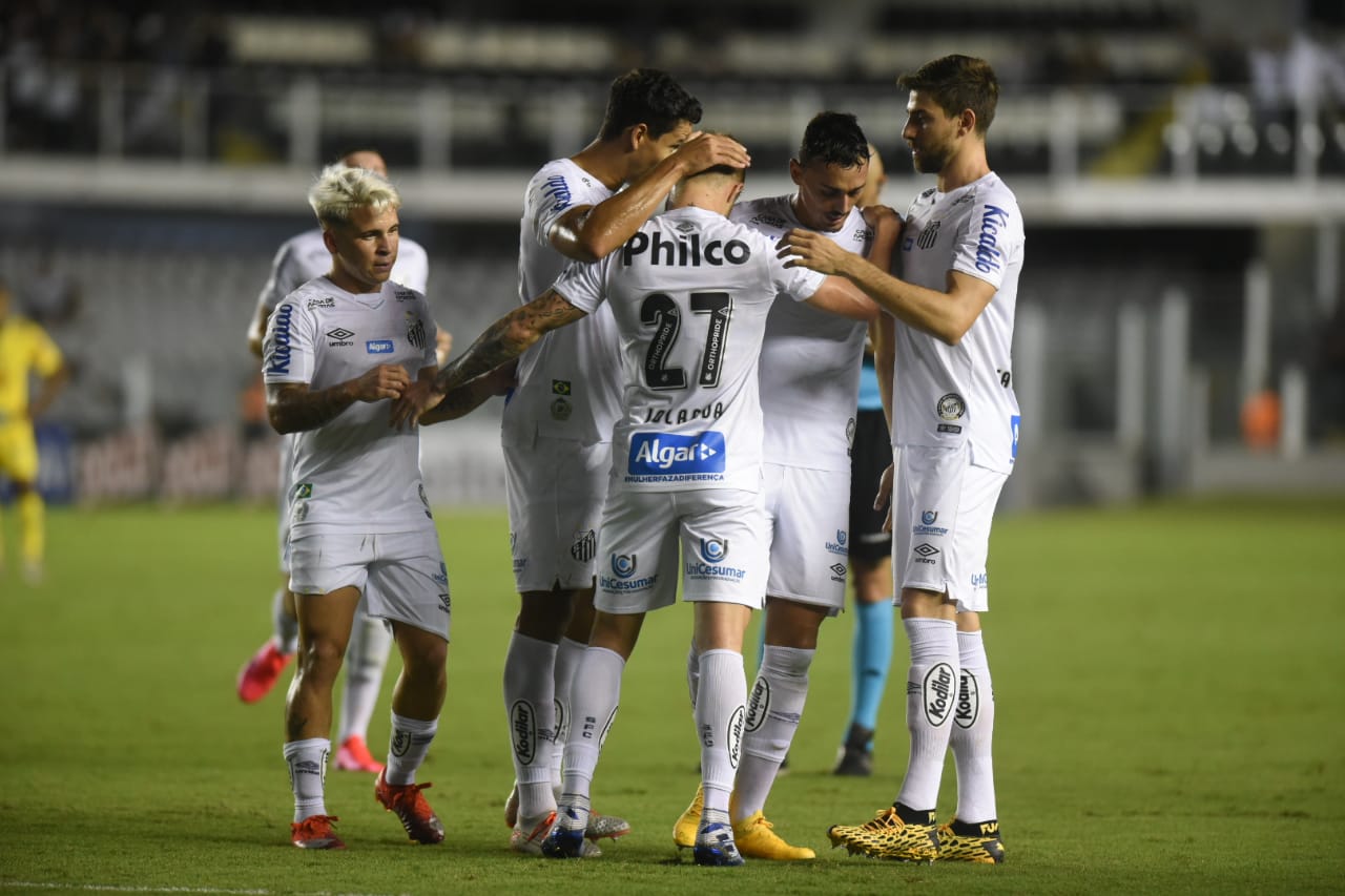 Santos volta a vencer em noite de muitos gols na Vila Belmiro