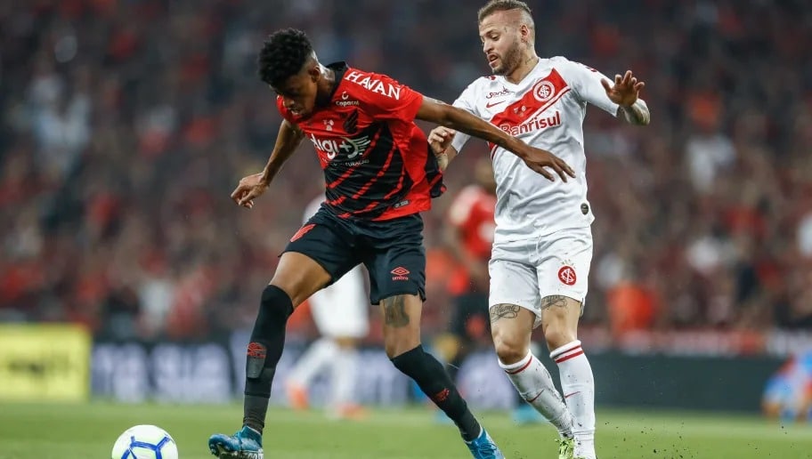 Bambu tem proposta de tr&ecirc;s clubes da Fran&ccedil;a e pode deixar o Athletico-PR