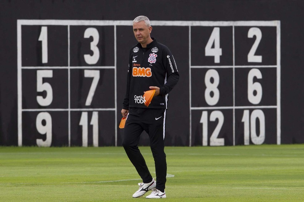 Opini&atilde;o: Corinthians precisa dar um passo para tr&aacute;s, e n&atilde;o dois