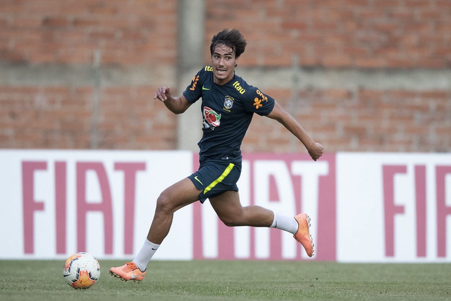 Cobi&ccedil;ado na Europa, Igor Gomes busca tirar passaporte portugu&ecirc;s