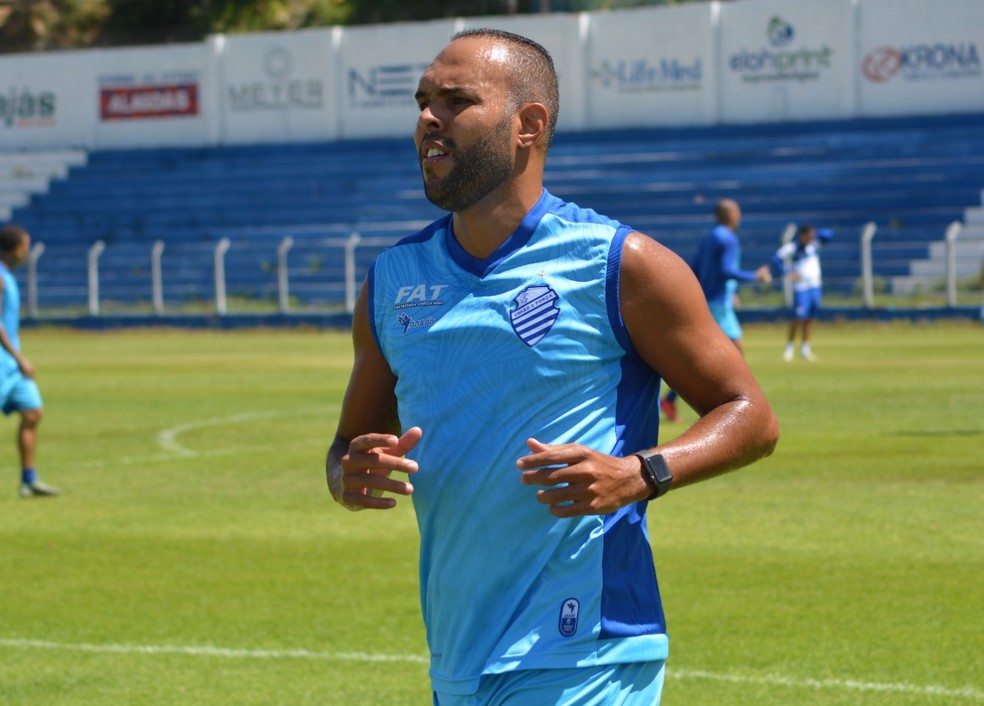 Solid&aacute;rio, Alecsandro abre m&atilde;o de sal&aacute;rio para ajudar as finan&ccedil;as do CSA