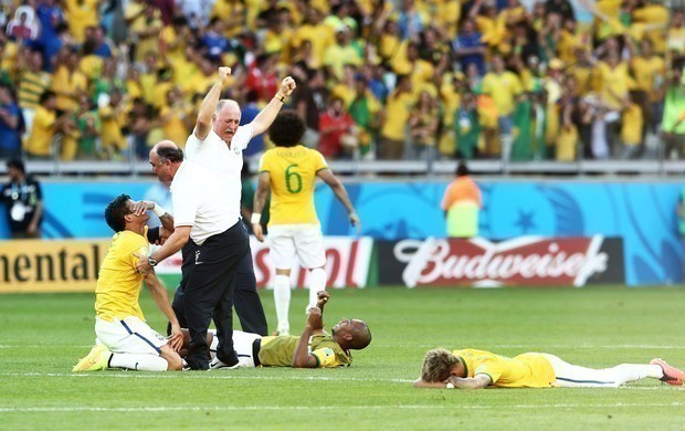 Brasil x Chile, 2014: antes a bola n&atilde;o tivesse carimbado a trave