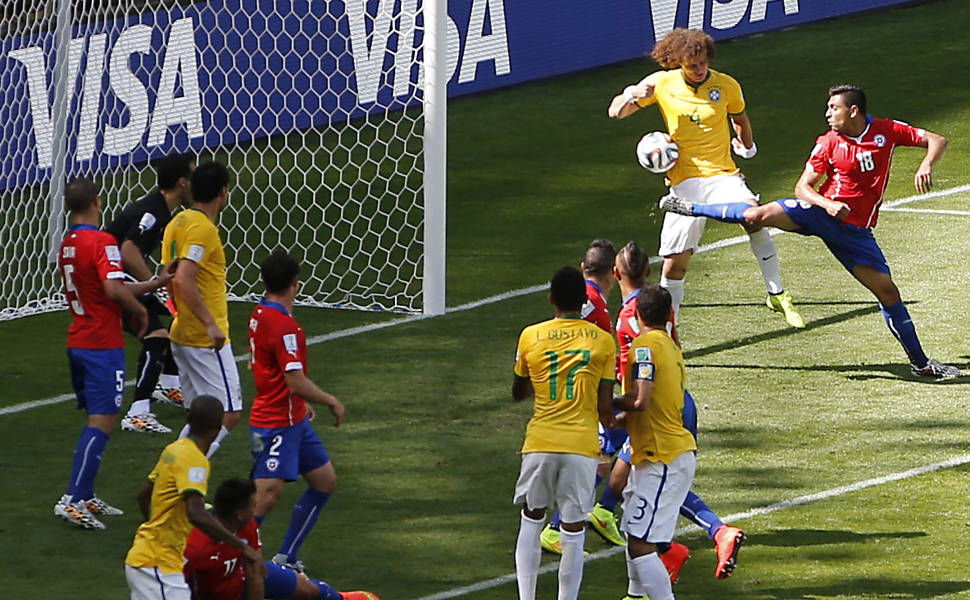 Brasil x Chile, 2014: antes a bola n&atilde;o tivesse carimbado a trave