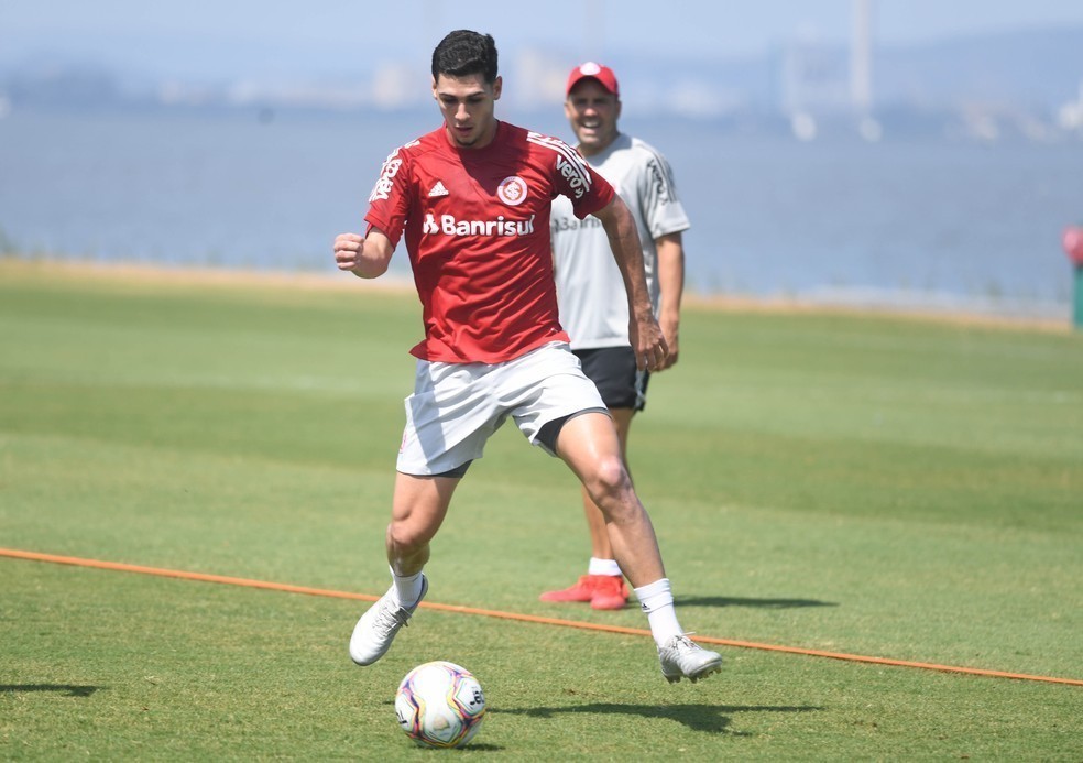 Internacional renova com Johnny e Roberto