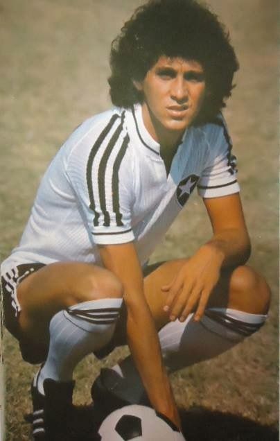 Mendon&ccedil;a, &iacute;dolo do Botafogo, completaria hoje 64 anos