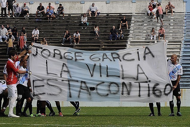 Os jogadores do Cerro mandando uma mensagem de apoio a Jorge Garc&iacute;a. Foto: Tenfield