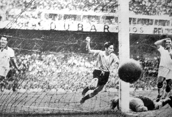 Maracanazo: a comemora&ccedil;&atilde;o dos jogadores uruguaios no dia em que o Brasil 'chorou'