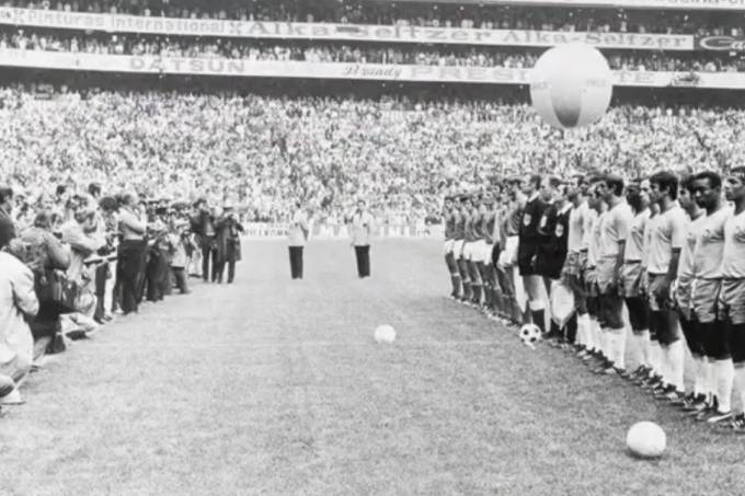 Brasil e It&aacute;lia perfilados &agrave;s v&eacute;speras do apito inicial para a final da Copa do Mundo de 1970, no M&eacute;xico