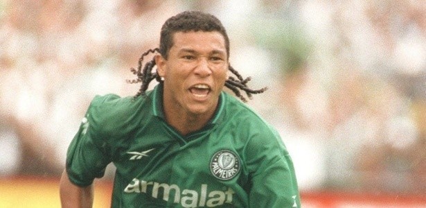 O artilheiro Os&eacute;as completa 49 anos