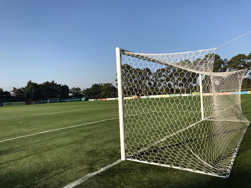 Novo gramado &eacute; instalado no CT do Palmeiras