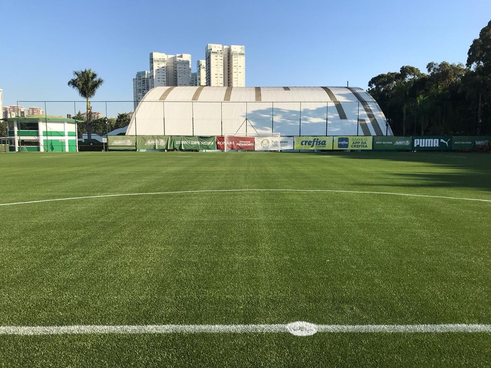 Novo gramado &eacute; instalado no CT do Palmeiras