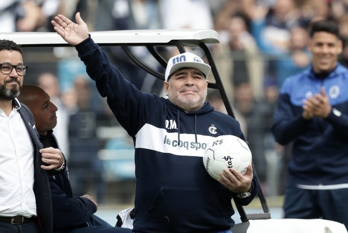 Presente de anivers&aacute;rio! Maradona renova com Gimnasia at&eacute; 2021