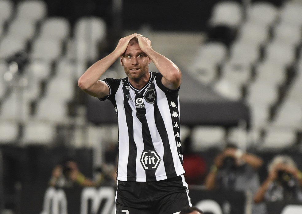 Joel Carli n&atilde;o &eacute; mais jogador do Botafogo