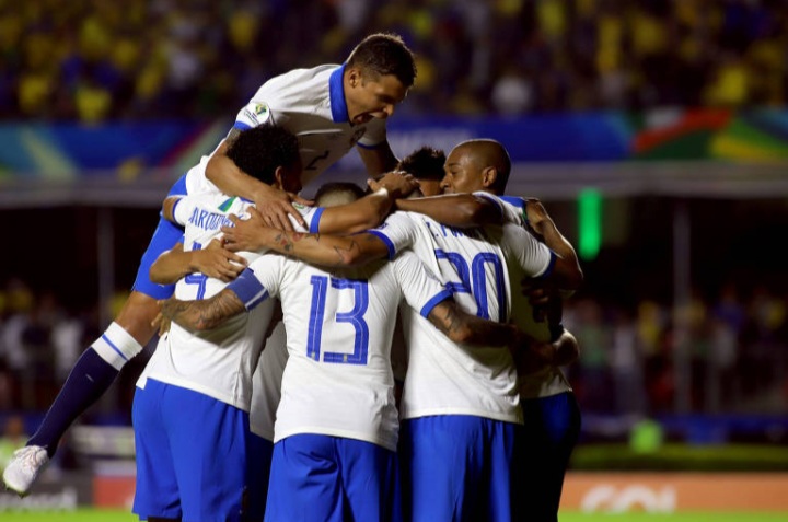 Seleção Brasileira comemora vitória na estreia da Copa América (Foto: Reprodução / Rahel Patrasso / Xinhua)