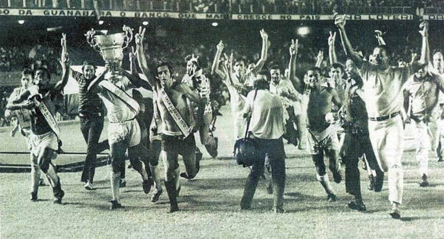 Jogadores comemoram a conquista