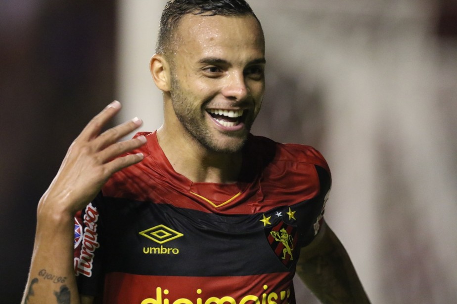 Sport: funcion&aacute;rios recebem doa&ccedil;&otilde;es de ex-jogador