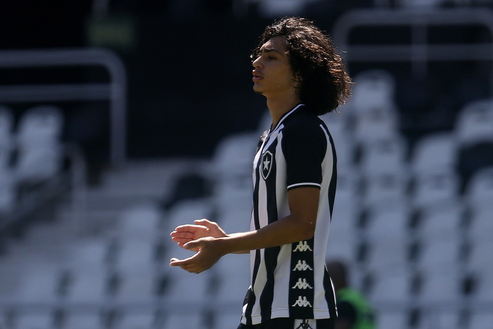 Matheus Nascimento joia de 16 anos, assina com Botafogo