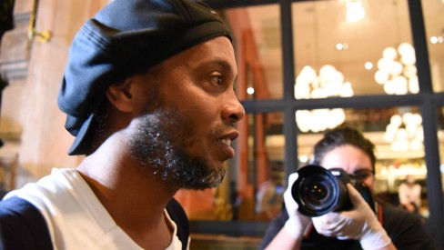 Ronaldinho Ga&uacute;cho fala sobre pris&atilde;o domiciliar e a import&acirc;ncia do futebol