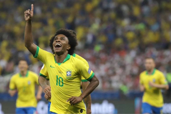 Willian em campo pela Sele&ccedil;&atilde;o Brasileira (Foto: Reprodu&ccedil;&atilde;o / Rahel Patrasso / Xinhua)
