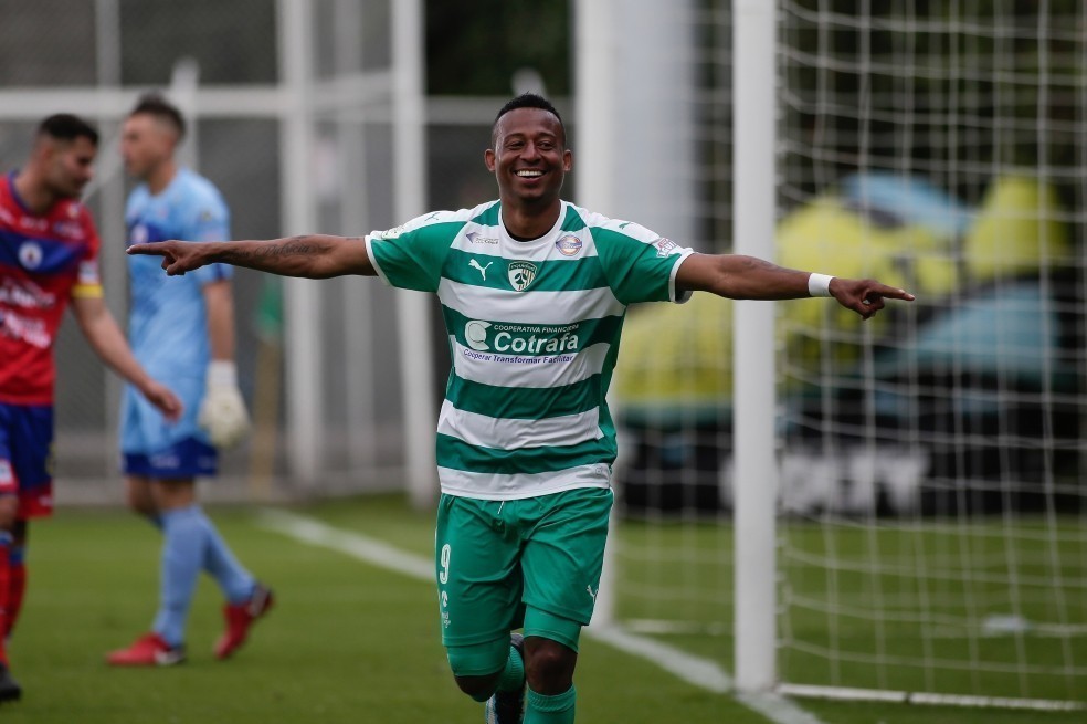 Empres&aacute;rio de atacante colombiano revela interesse de clubes brasileiros