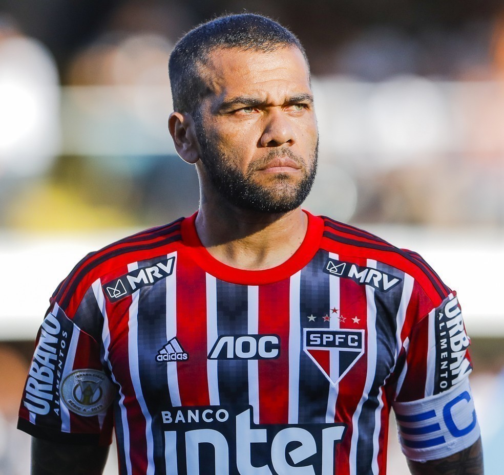 Daniel Alves fala em entrevista a Zico sobre dribles em Messi, Cristiano e Neymar