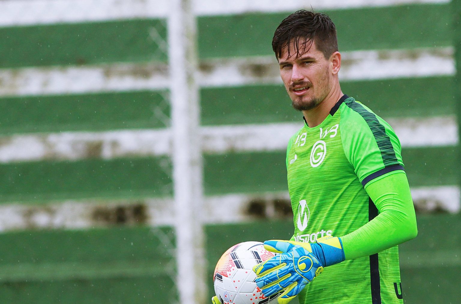 Tadeu, do Goi&aacute;s, controla ansiedade para in&iacute;cio do Brasileir&atilde;o: &ldquo;p&eacute;s no ch&atilde;o&rdquo;