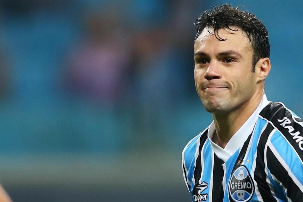 Grêmio resolve dívidas antigas com ex-atacante Kleber