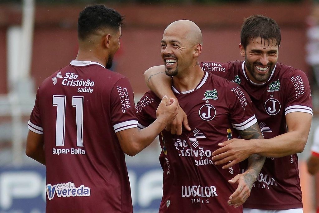 Diego Sacomam e Mazola renovam com o Juventus