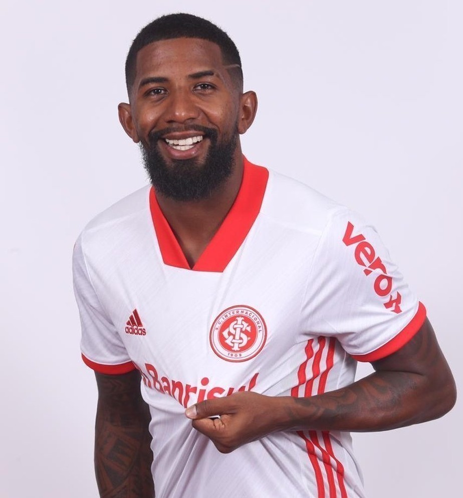 Internacional renova empréstimo do lateral Rodinei