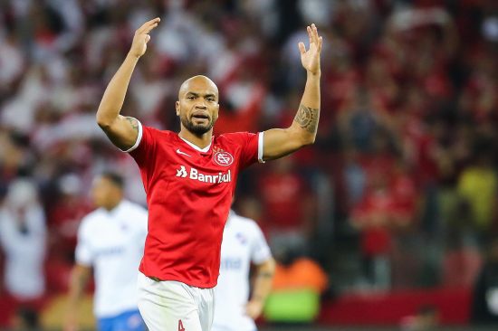 Corinthians consulta situação de Rodrigo Moledo