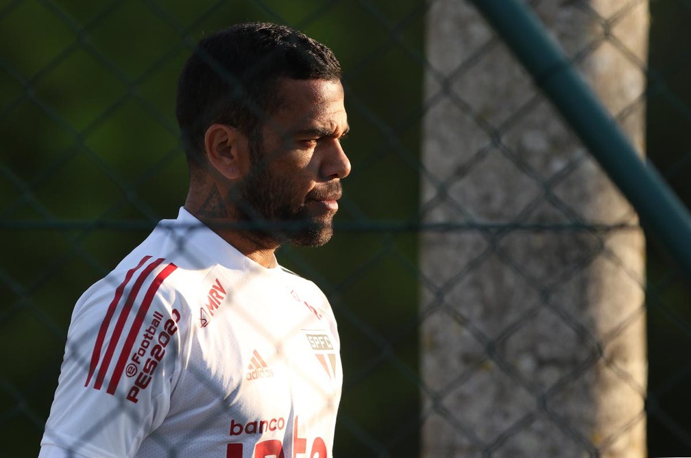 Daniel Alves abre o jogo sobre atraso de sal&aacute;rio no S&atilde;o Paulo